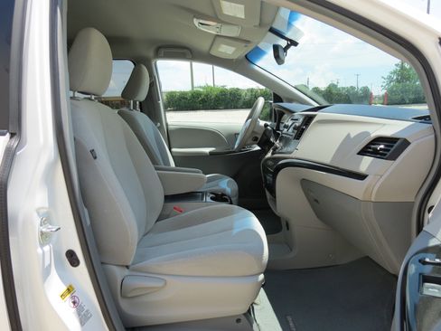 Used 2014 Toyota Sienna LE FWD image 31