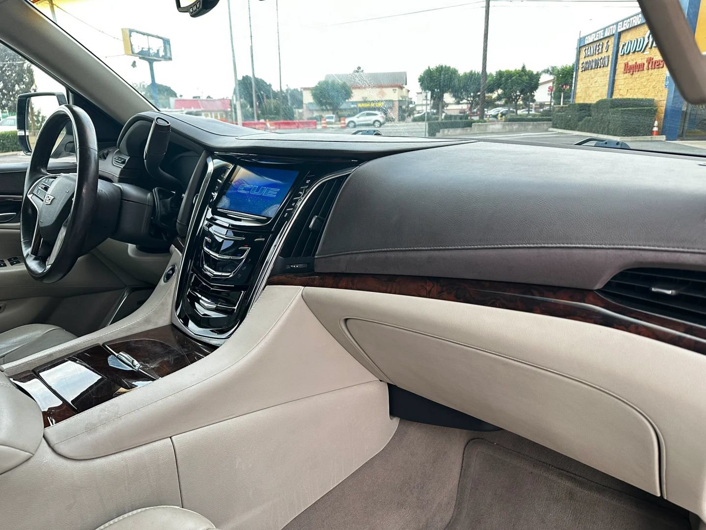 Used 2015 Cadillac Escalade Luxury AWD/4WD image 14