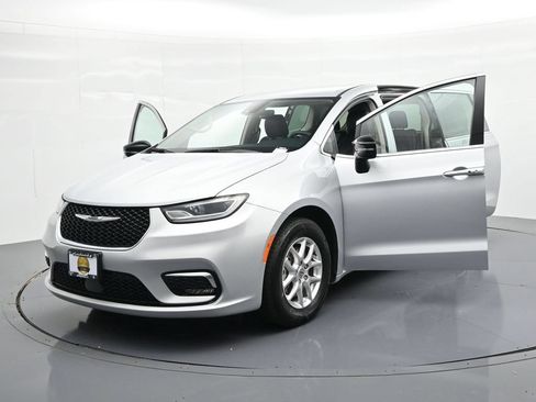 Used 2024 Chrysler Pacifica Touring-L FWD image 26