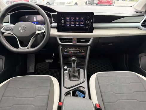 Used 2025 Volkswagen Taos SE FWD image 9