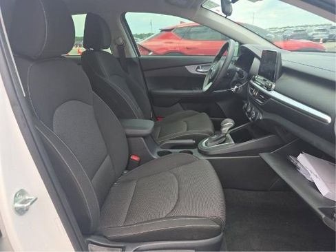 Used 2024 Kia Forte LXS w/ LXS Technology Package FWD image 4