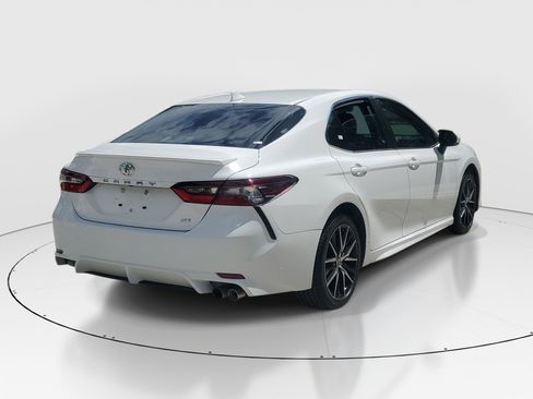Used 2023 Toyota Camry SE FWD image 3