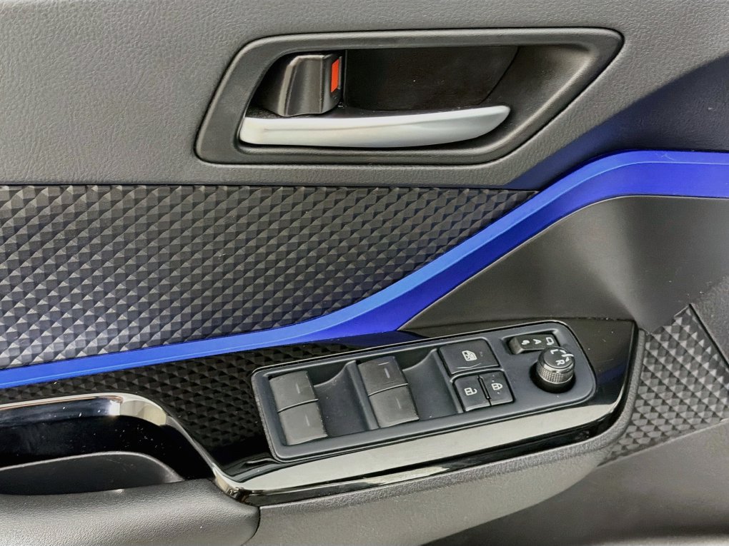 Used 2022 Toyota C-HR XLE FWD image 23