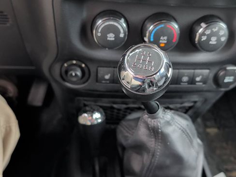 Used 2016 Jeep Wrangler Unlimited Rubicon AWD/4WD image 12