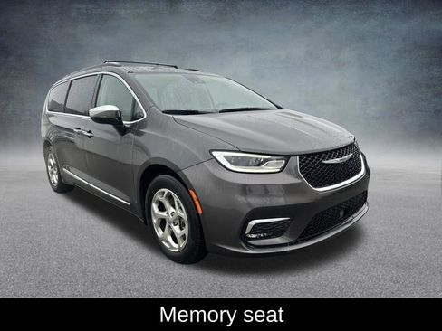 Used 2023 Chrysler Pacifica Limited image 6