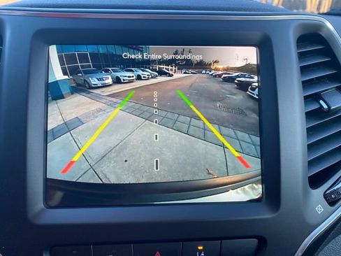 Used 2023 Jeep Cherokee Altitude Lux image 13