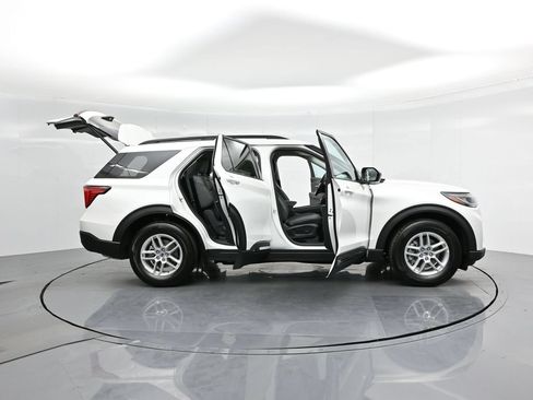 Used 2025 Ford Explorer Active RWD image 3