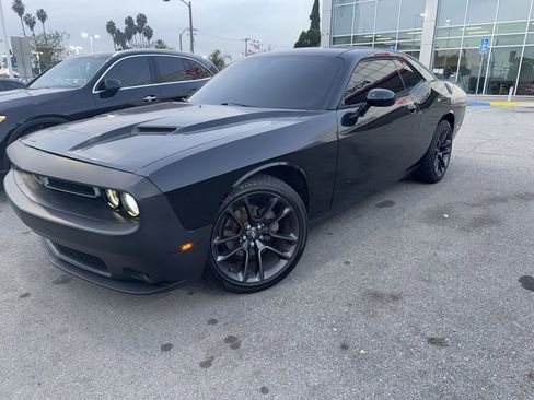 Used 2015 Dodge Challenger SXT image 2