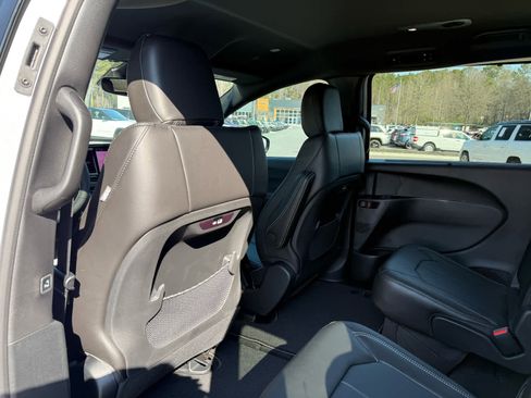 New 2026 Chrysler Pacifica Select w/ S Appearance Package image 28