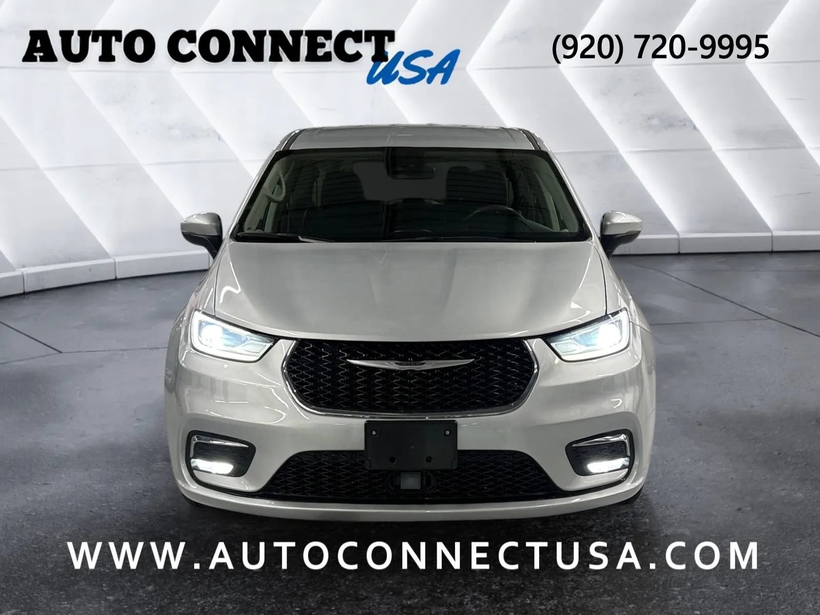 Used 2023 Chrysler Pacifica Touring-L FWD image 4
