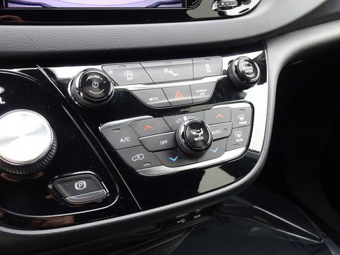 Used 2019 Chrysler Pacifica Touring Plus w/ S Appearance Package FWD image 19