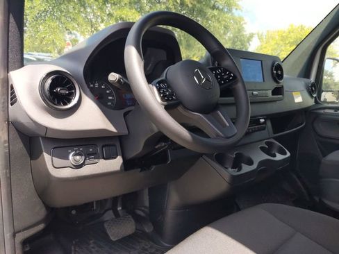 Used 2022 Mercedes-Benz Sprinter 2500 image 13