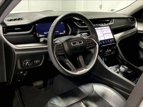 Used 2023 Jeep Grand Cherokee Limited image 16