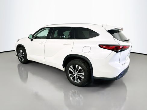 Used 2021 Toyota Highlander XLE AWD/4WD image 5