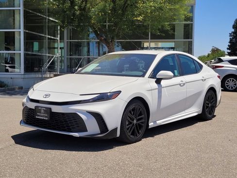 Used 2025 Toyota Camry SE FWD image 10