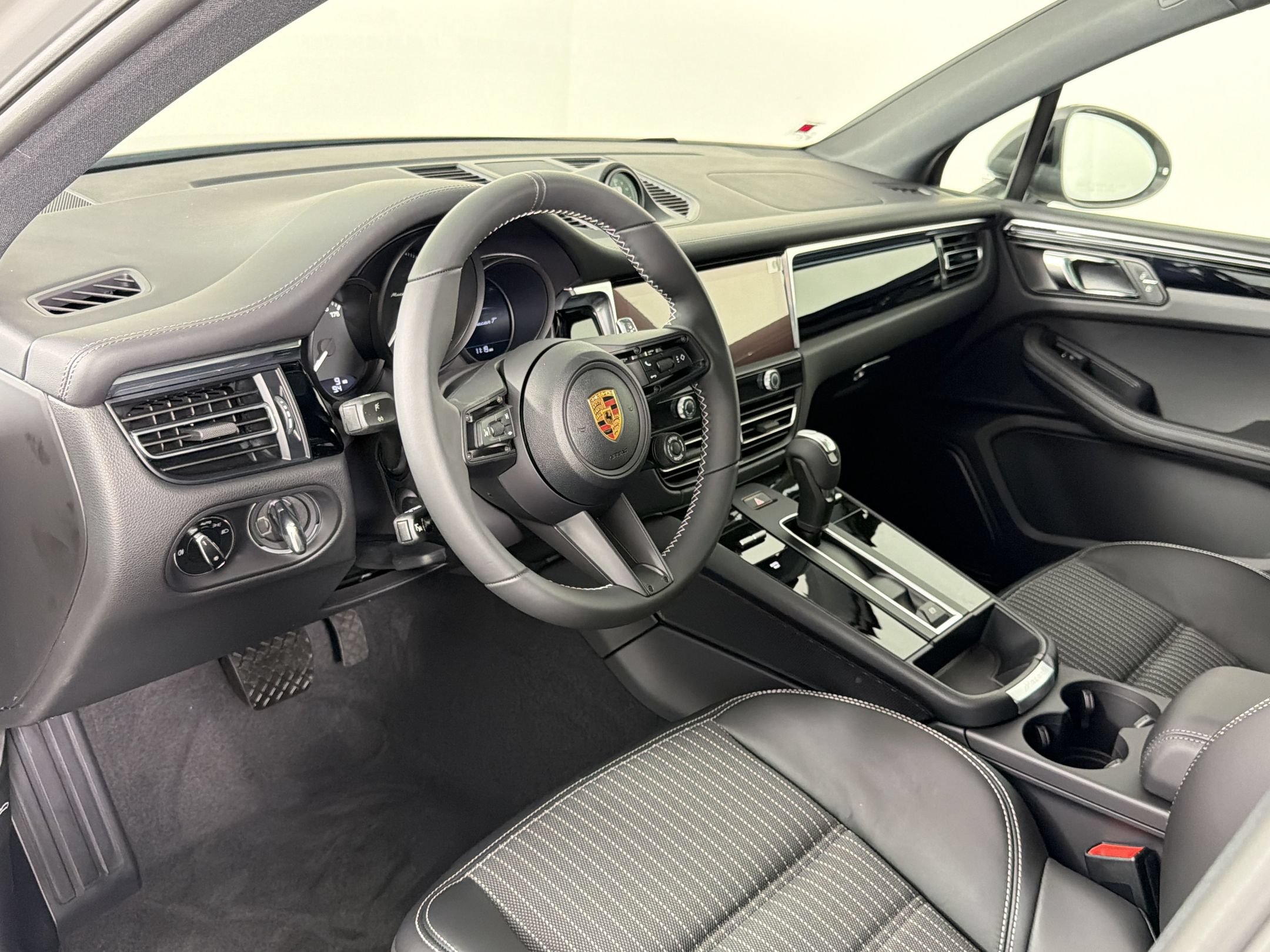 Certified 2026 Porsche Macan Turbo AWD/4WD image 4