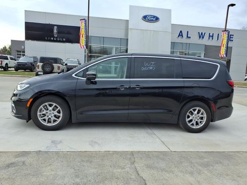 Used 2023 Chrysler Pacifica Touring-L image 2