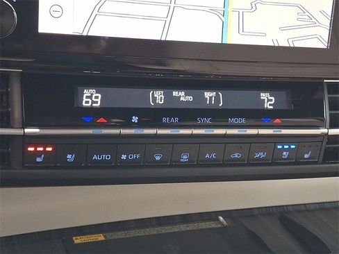 Certified 2024 Toyota Sienna Limited image 23