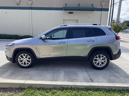 Used 2017 Jeep Cherokee Latitude FWD image 8