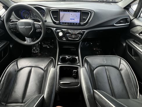 Used 2024 Chrysler Pacifica Limited w/ S Appearance Package image 9