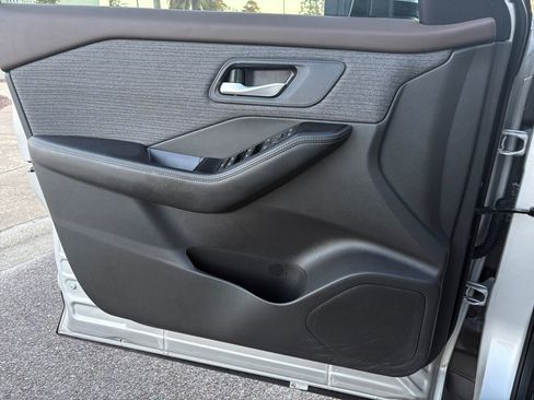 Used 2023 Nissan Rogue SV image 12