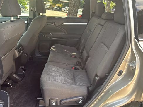 Used 2016 Toyota Highlander LE FWD image 16