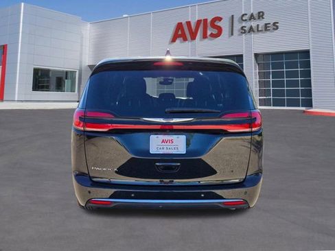 Used 2025 Chrysler Pacifica Select image 9
