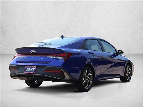 Used 2025 Hyundai Elantra Sport FWD image 5