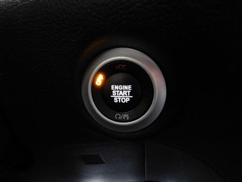 Used 2025 Chrysler Pacifica Limited image 26