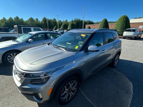 Certified 2023 Kia Seltos SX w/ SX Sunroof Package AWD/4WD image 16