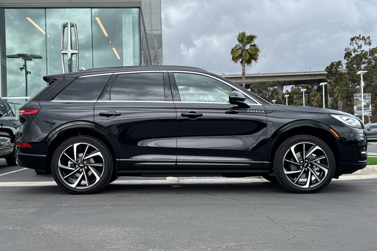 New 2025 Lincoln Corsair Grand Touring w/ Equipment Group 302A AWD/4WD image 2