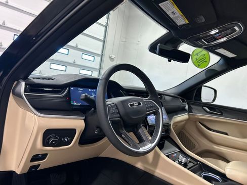 Used 2024 Jeep Grand Cherokee Limited w/ Luxury Tech Group II image 18