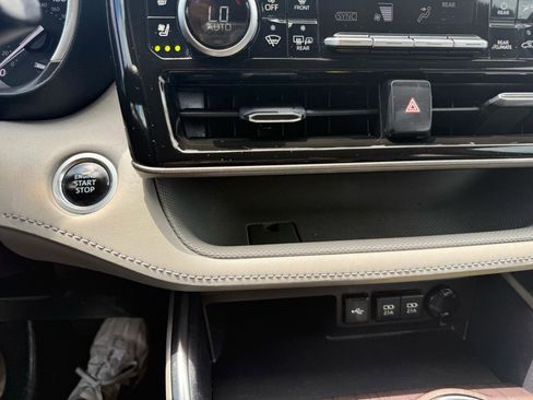 Used 2021 Toyota Highlander Limited FWD image 25