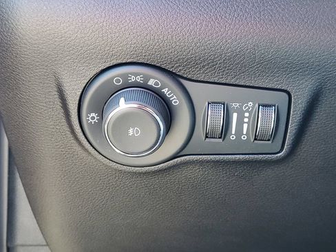 Used 2023 Jeep Compass Latitude AWD/4WD image 17