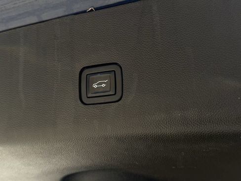 Used 2022 Chevrolet Traverse LT FWD image 31