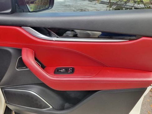 Used 2018 Maserati Levante GranSport image 11