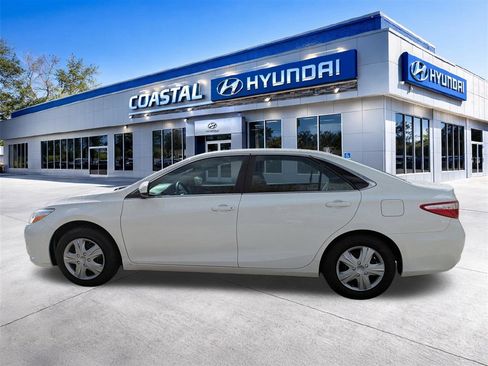 Used 2015 Toyota Camry LE image 7