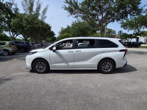 Used 2021 Toyota Sienna XLE FWD image 5