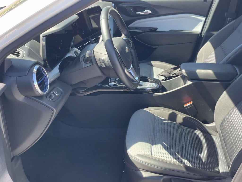 Used 2025 Chevrolet Trax LT w/ LT Convenience Package FWD image 13