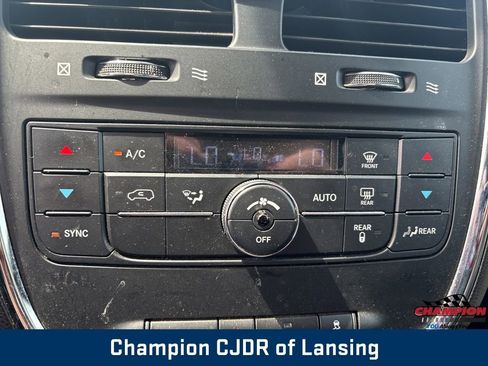 Used 2014 Chrysler Town & Country Touring FWD image 27