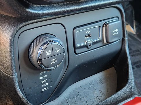 Used 2016 Jeep Renegade Trailhawk w/ Premium Trailhawk Package image 13