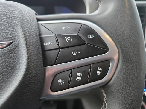 Used 2023 Chrysler Pacifica Touring-L FWD image 24