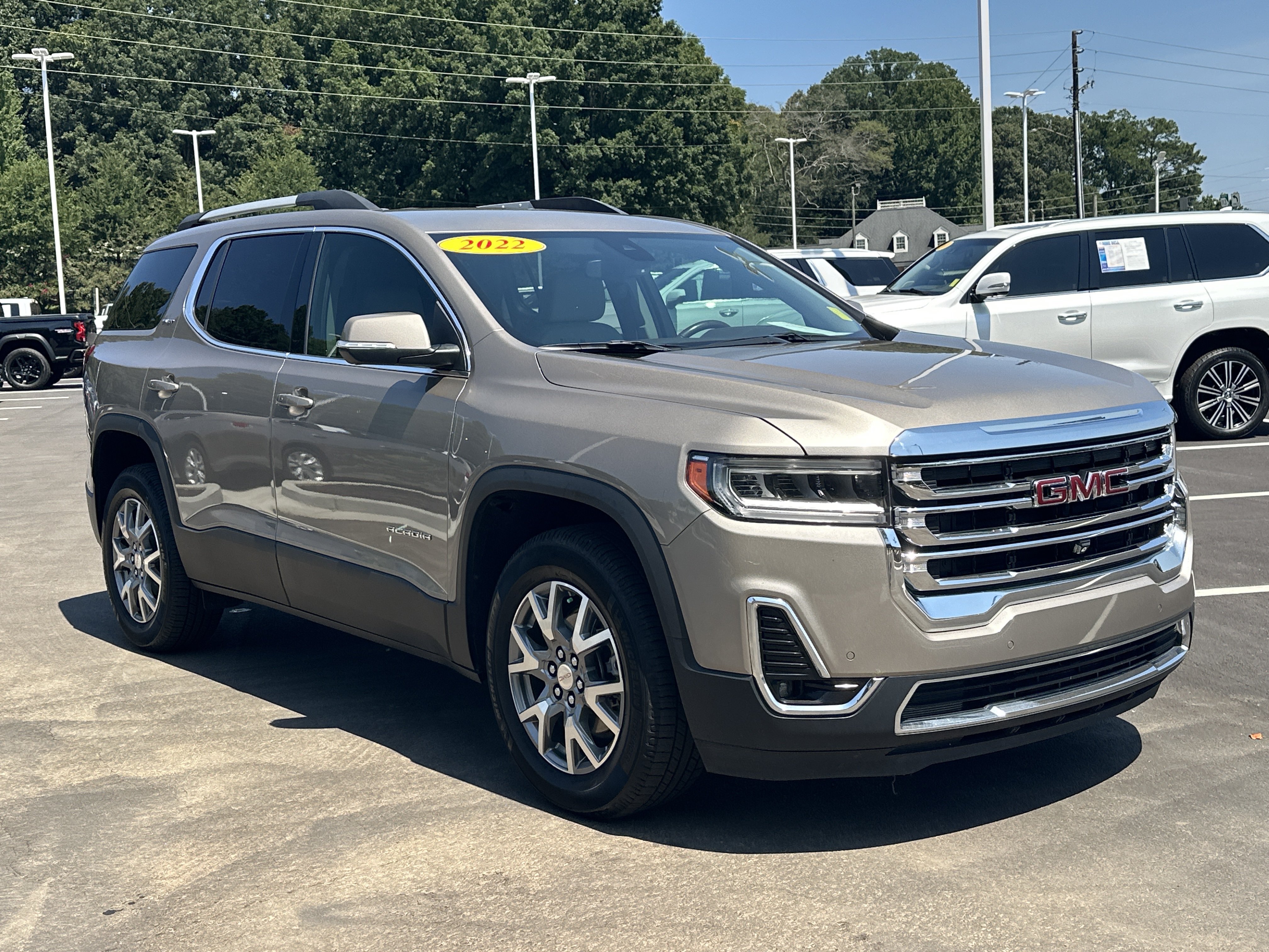Used 2022 GMC Acadia SLT w/ Technology Package FWD image 2
