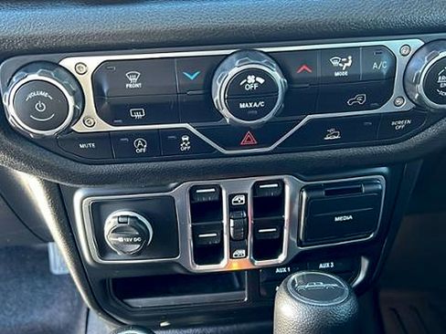 Used 2025 Jeep Gladiator Sport image 22