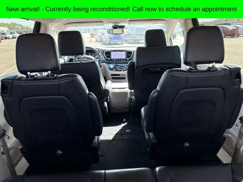 Used 2023 Chrysler Pacifica Touring-L image 7