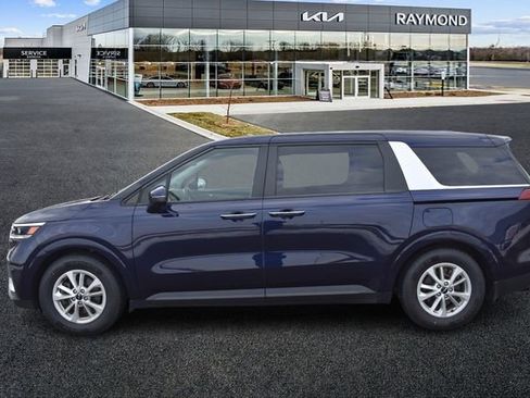 Used 2024 Kia Carnival LX FWD image 7