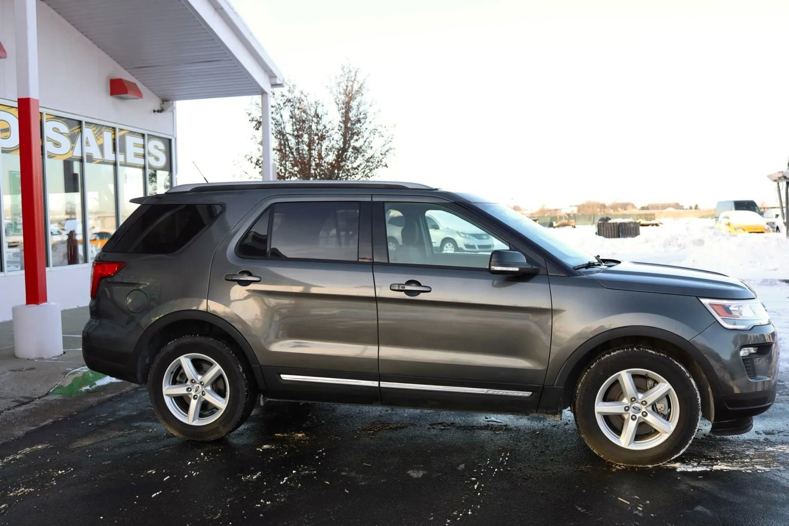 Used 2018 Ford Explorer XLT w/ Equipment Group 201A FWD image 4