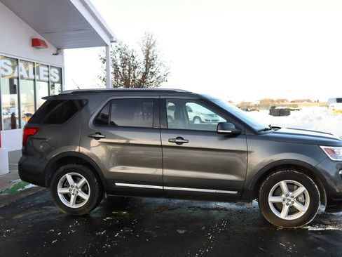 Used 2018 Ford Explorer XLT w/ Equipment Group 201A FWD image 4
