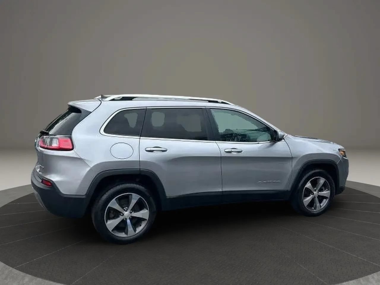 Used 2019 Jeep Cherokee Limited AWD/4WD image 4