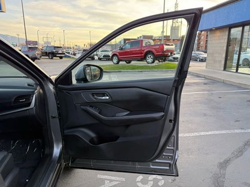 Used 2024 Nissan Rogue SV image 30